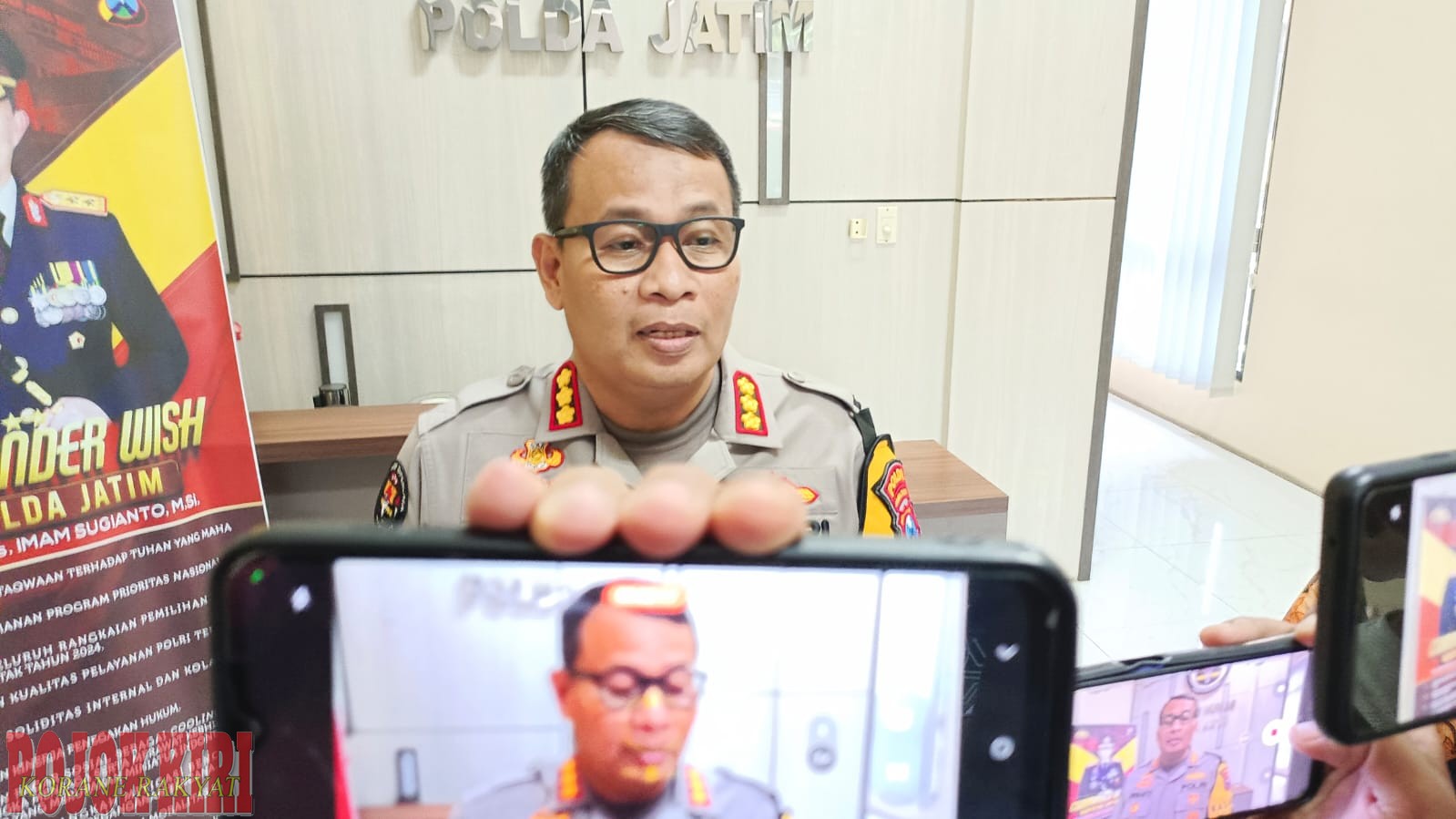 Kabid Humas Polda Jatim Kombes Pol Dirmanto saat memberikan keterangan kepada wartawan di Humas Polda Jatim. 