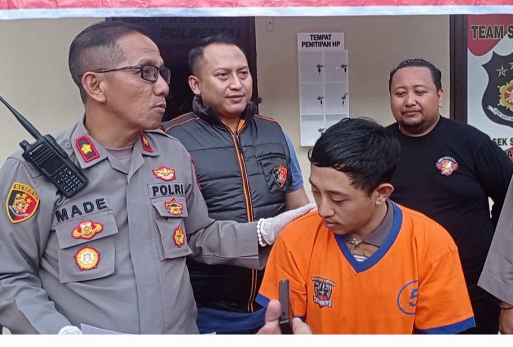 Tersangka Curanmor MAS saat di hadirkan dalam press release di Mapolsek Sukolilo Surabaya (foto:samsul-pk). 