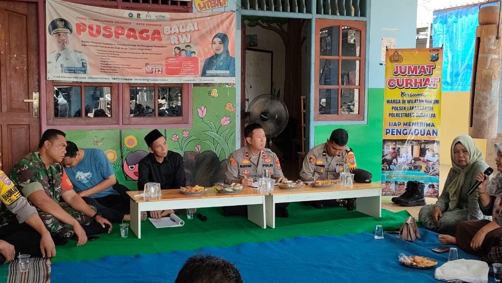Kapolsek Lakarsantri Surabaya Kompol M. Akhayar saat melaksanakan Jumat Curhat. 