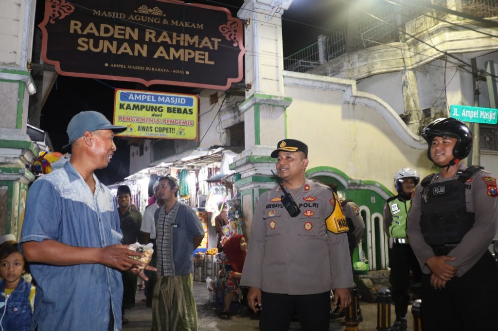 Waka Polres Tanjung Perak Kompol Ari Bayuaji saat melakukan patroli. 