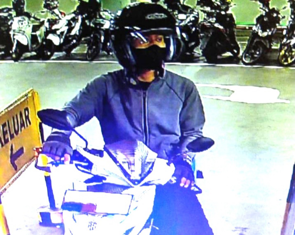 Polisi membekuk MK (30) tersangka pencurian handphone (HP) di Kota Surabaya. 