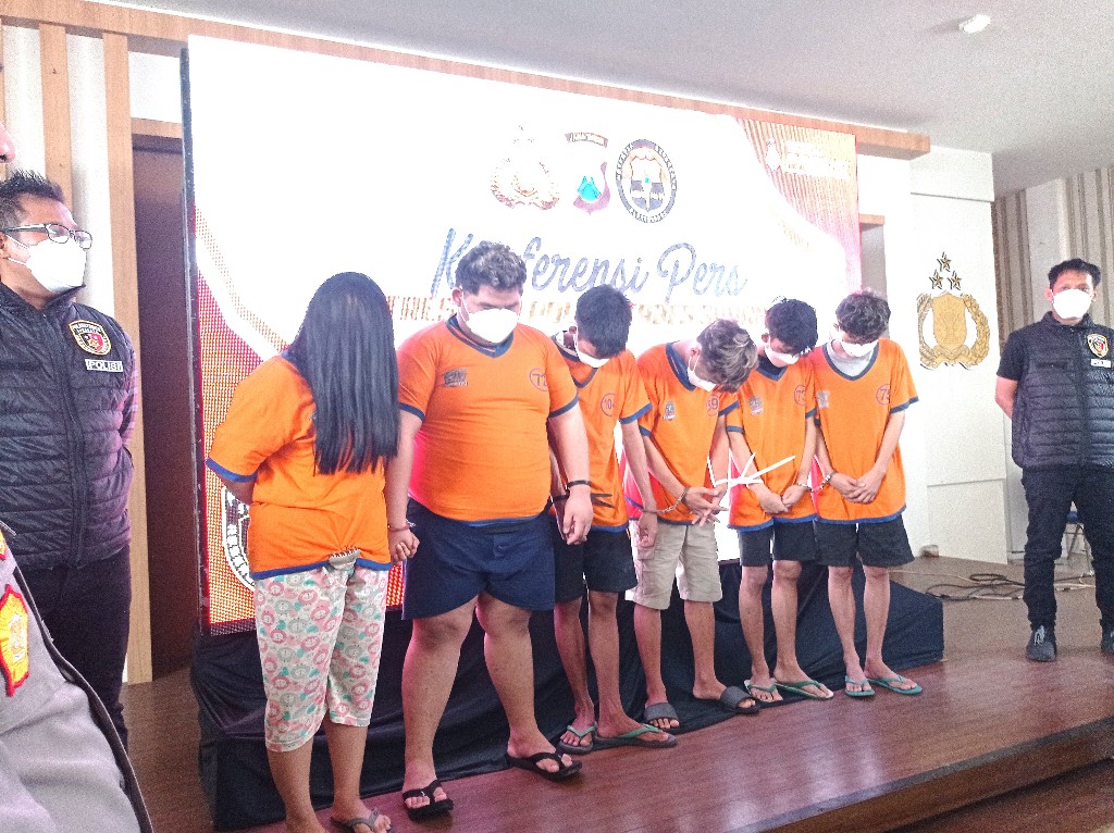 Polisi Membongkar Bisnis Lendir 1 Mucikari dan 6 Joki Digelandang ke Polrestabes Surabaya (foto:Samsul) 