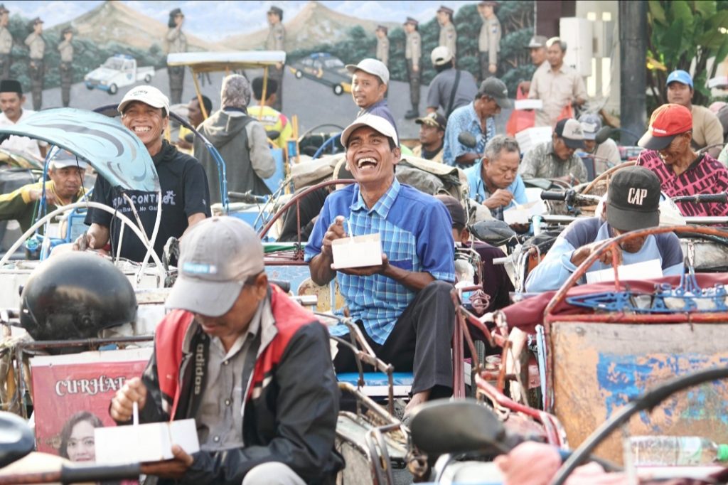 Kapolrestabes Surabaya Kembali Gelar Sarapan Bareng Dan Berbagi Sembako Dengan Abang Becak