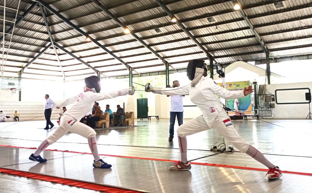 Atlet Anggar Saat Bertanding di GOR Hayam Wuruk Kodam V Brawijaya Surabaya (foto:samsul). 