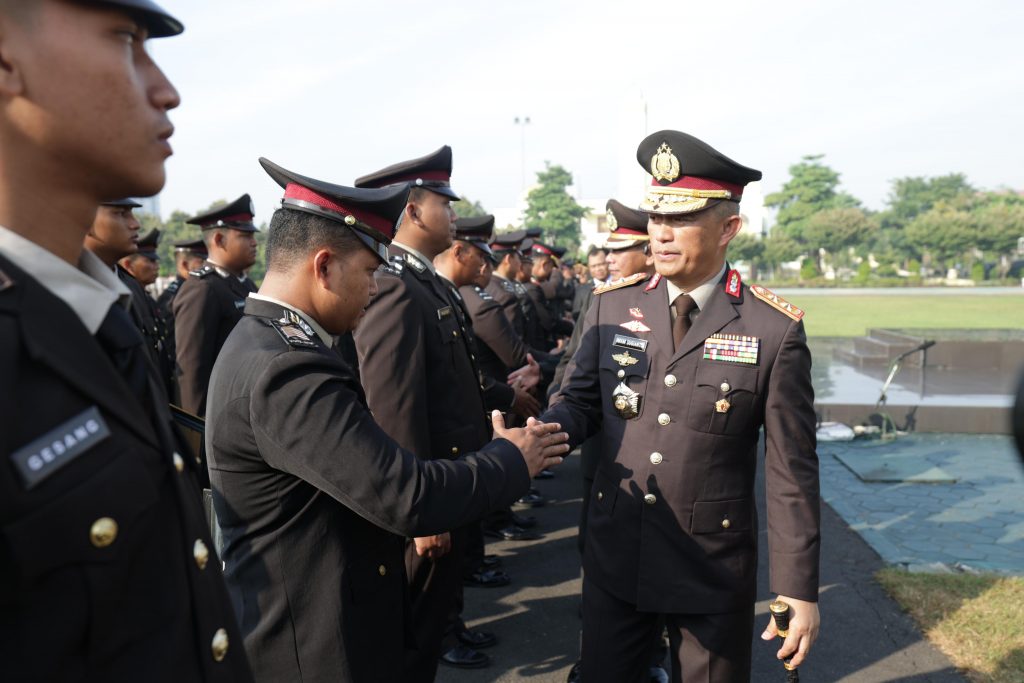 Kapolda Jatim Beri Penghargaan untuk 120 Anggota Berprestasi di Hari Lahir Pancasila