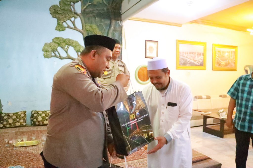 Kapolres Tanjung Perak Datangi Ulama, Jelang Pilkada (foto:samsul). 