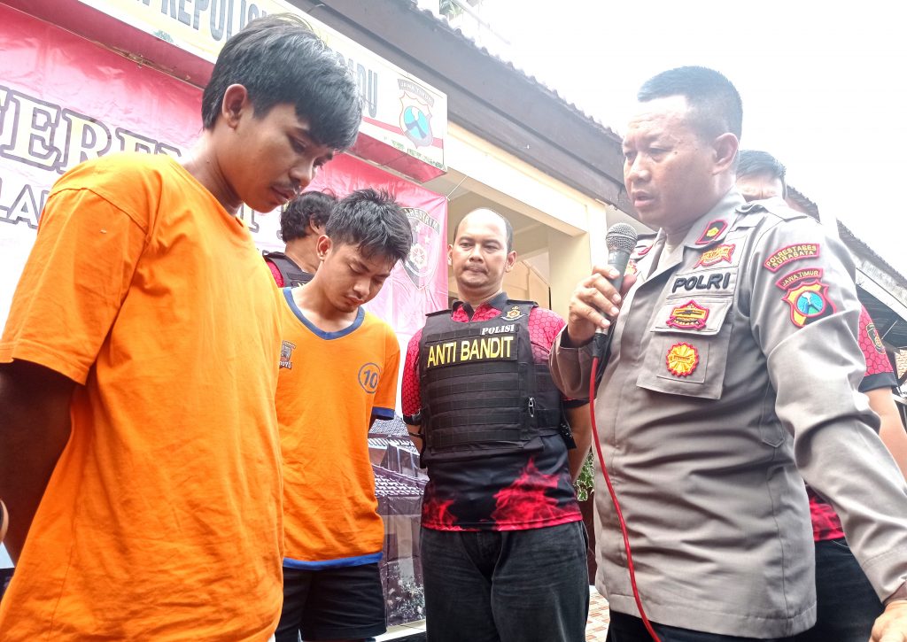 Dua pelaku curanmor ditangkap Polsek Lakarsantri Surabaya (foto:samsul). 