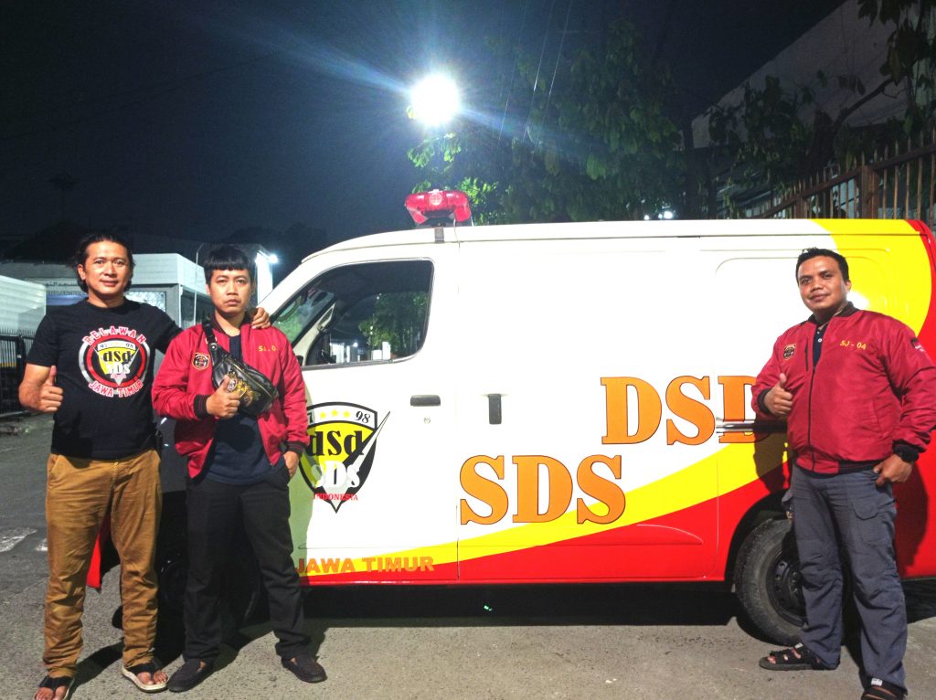  Ambulans diserahkan langsung oleh Aiptu Adek Pujianto, Penanggung Jawab Bidang Sosial Letting DSD SDS Jatim.