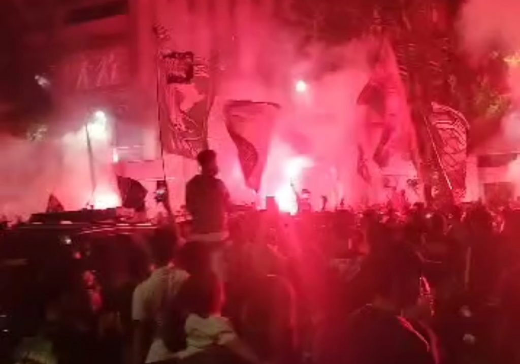 Bonek Rayakan Ulang Tahun ke 97 Persebaya Surabaya di Stadion 10 November (foto:samsul). 