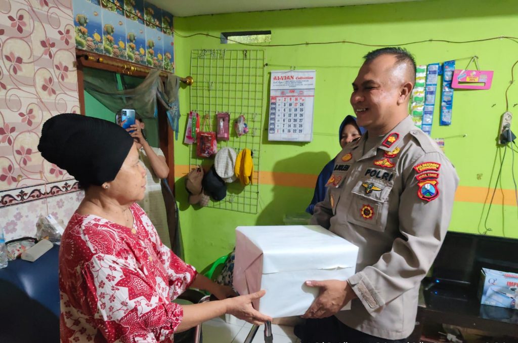 Kapolsek Wonocolo Kompol Sholeh memberikan sembako (foto:Samsul). 