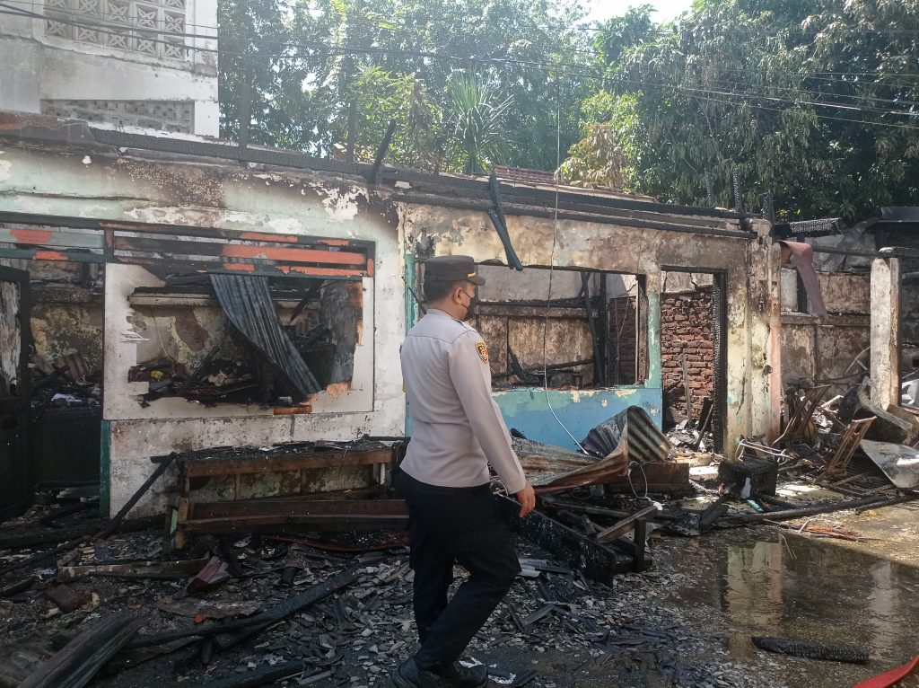 3 Kios Penjahit dan Roti Tambak Dukuh Hangus Terbakar (foto:samsul). 