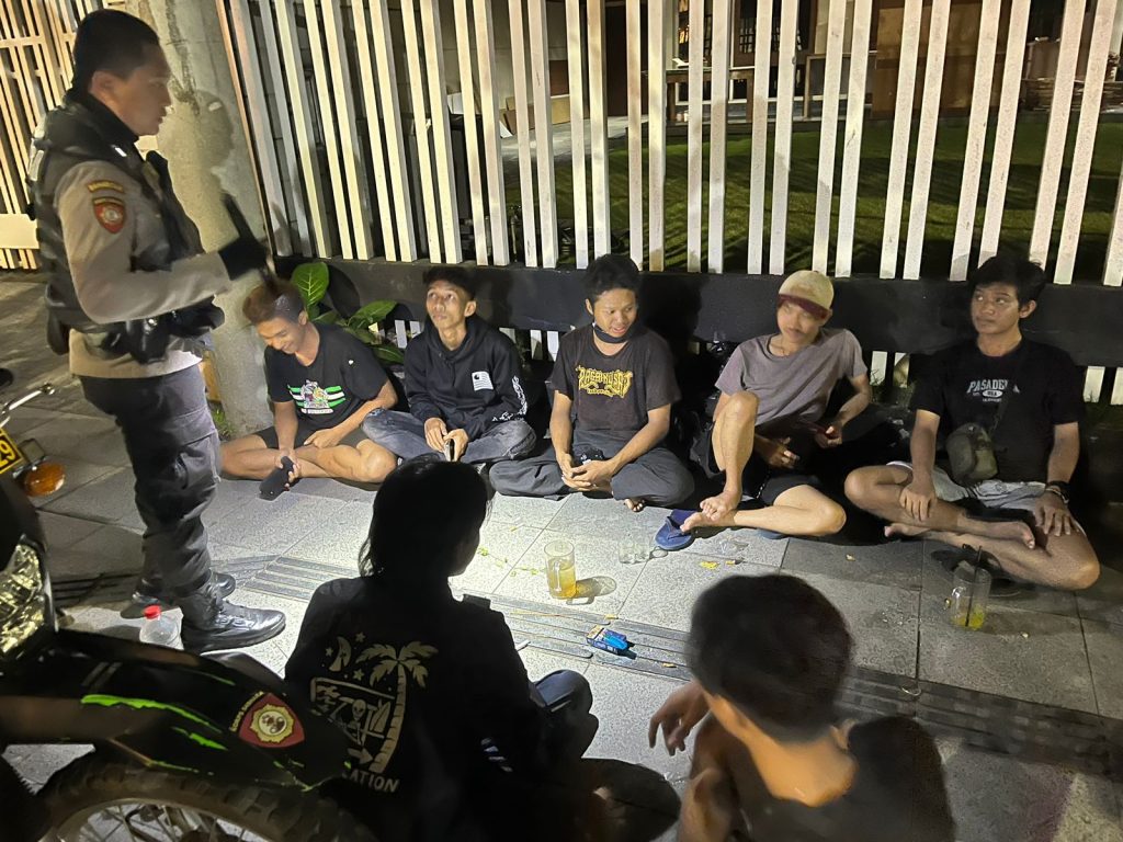 Nongkrong Sambil Pesta Miras, 12 ABG Diciduk (foto:samsul-pojokkiri) 