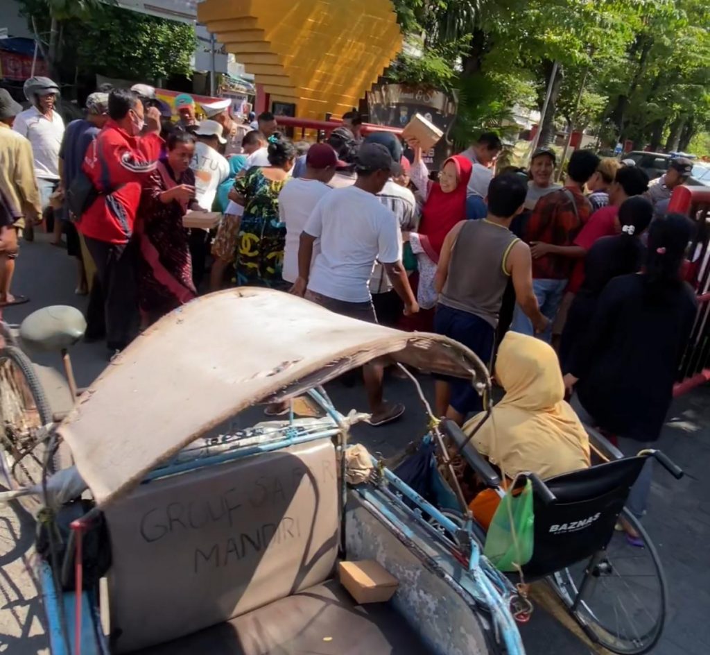 Jumat Berkah, Sarapan Gratis Polisi Diserbu Warga Simokerto