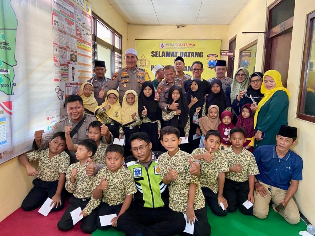 Polsek Semampir Mengelar Pengajian dan Santunani Puluhan Anak Yatim Peringatan 1 Muharram 1446 H