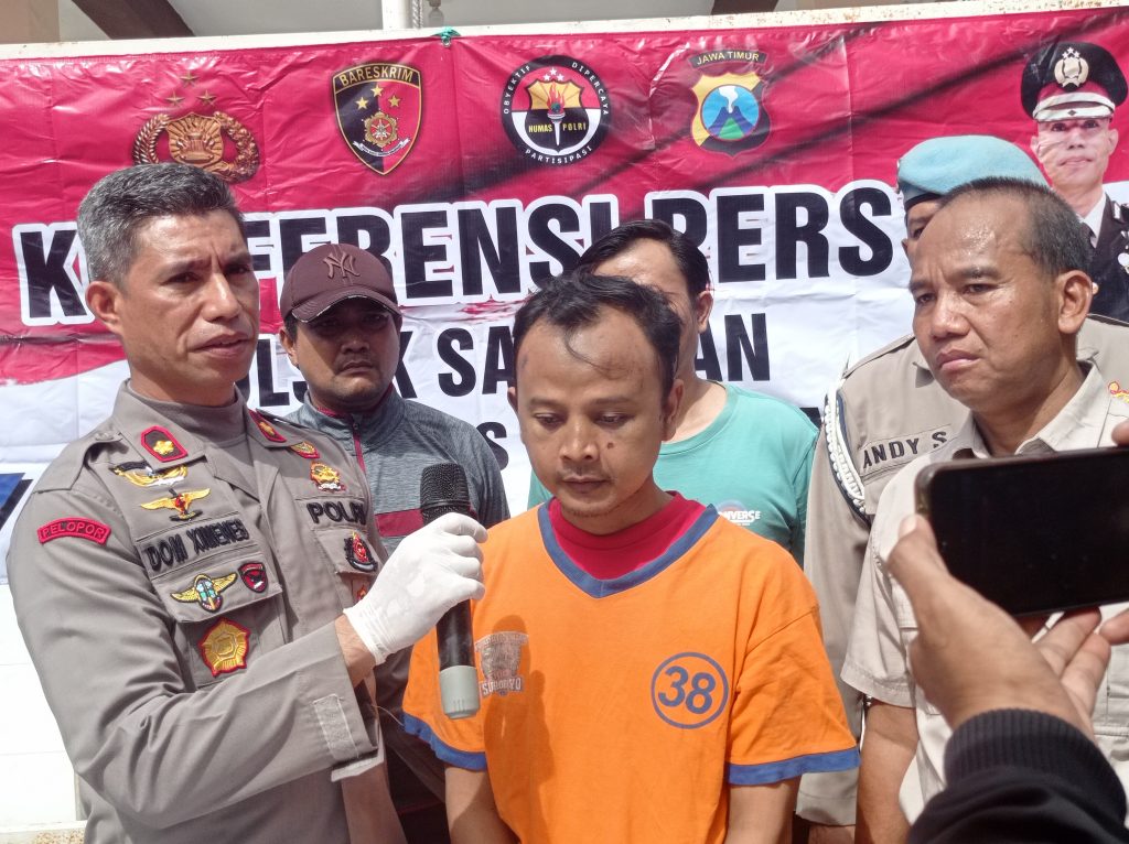 Pelaku penusukan janda dia makan Polsek Sawahan Surabaya (foto:samsul). 