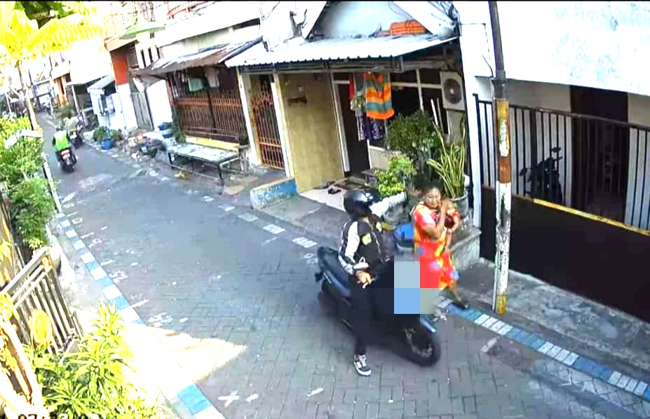 Aksi pelaku saat membetot kalung korban terekam CCTV di Jalan Pakis Wetan VI. 