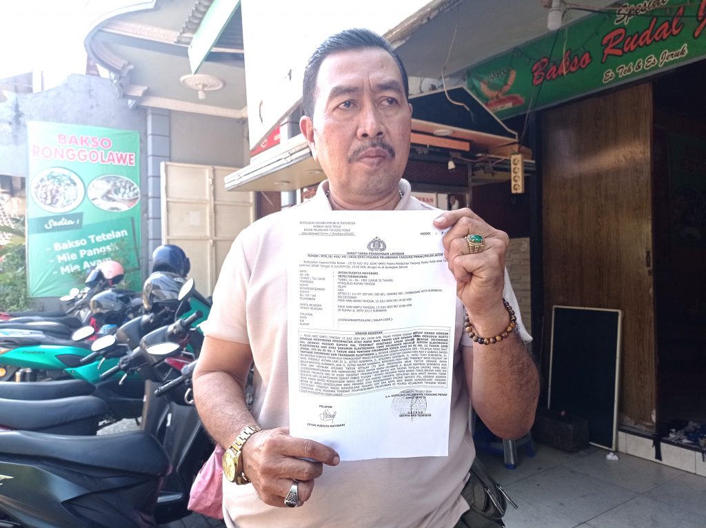 Rujito (55), pemilik Bakso Ronggolawe di Bulak Banteng Lor Surabaya (foto:sam). 