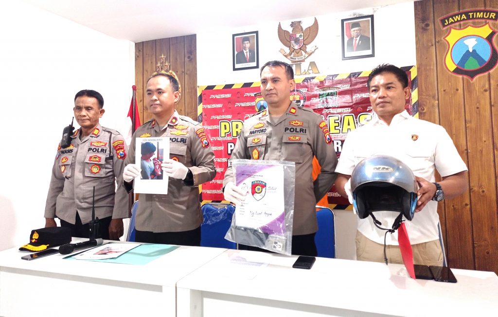 Polisi saat menunjukkan barang bukti di Polsek Wonokromo (foto:samsul) 