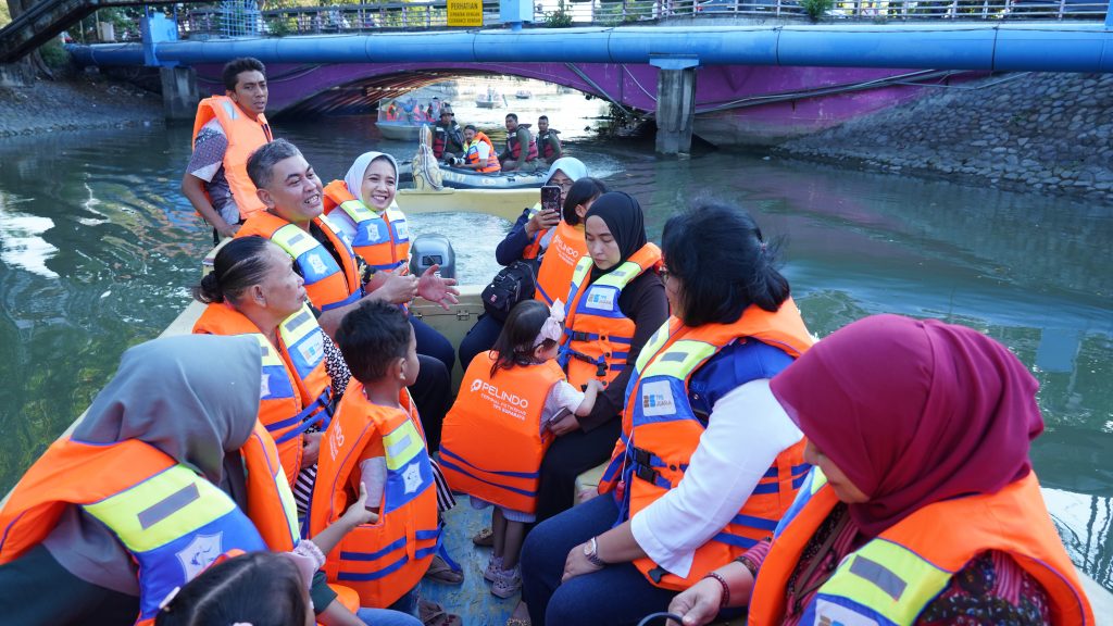 Penuhi Hak Anak, Terminal Petikemas Surabaya ajak Balita Berwisata Perahu