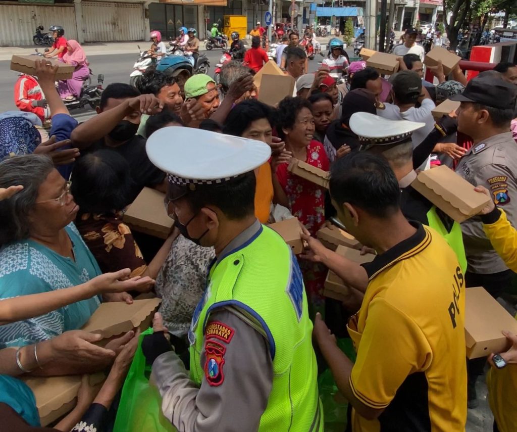 Jumat Berbagi, Polisi Bagikan 200 Nasi Kotak kepada Warga