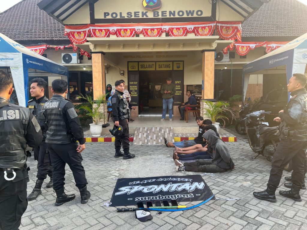 Tim Respati Polrestabes Surabaya Amankan 4 Gangster 'Spontan Surabayans' Bersajam