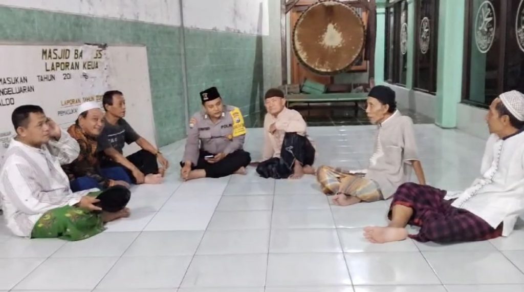 Polsek Simokerto Terjunkan Bhabinkamtibmas Gelar Nusantara Cooling System Jelang Pilkada Surabaya 2024