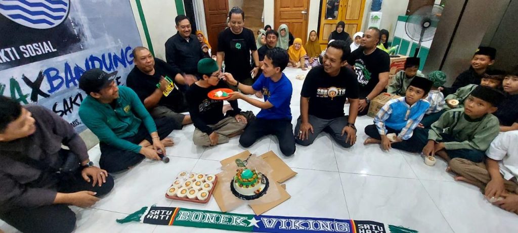 Bonek dan Viking Surabaya Gelar Silaturahmi dan Bakti Sosial di Panti Asuhan Bonek
