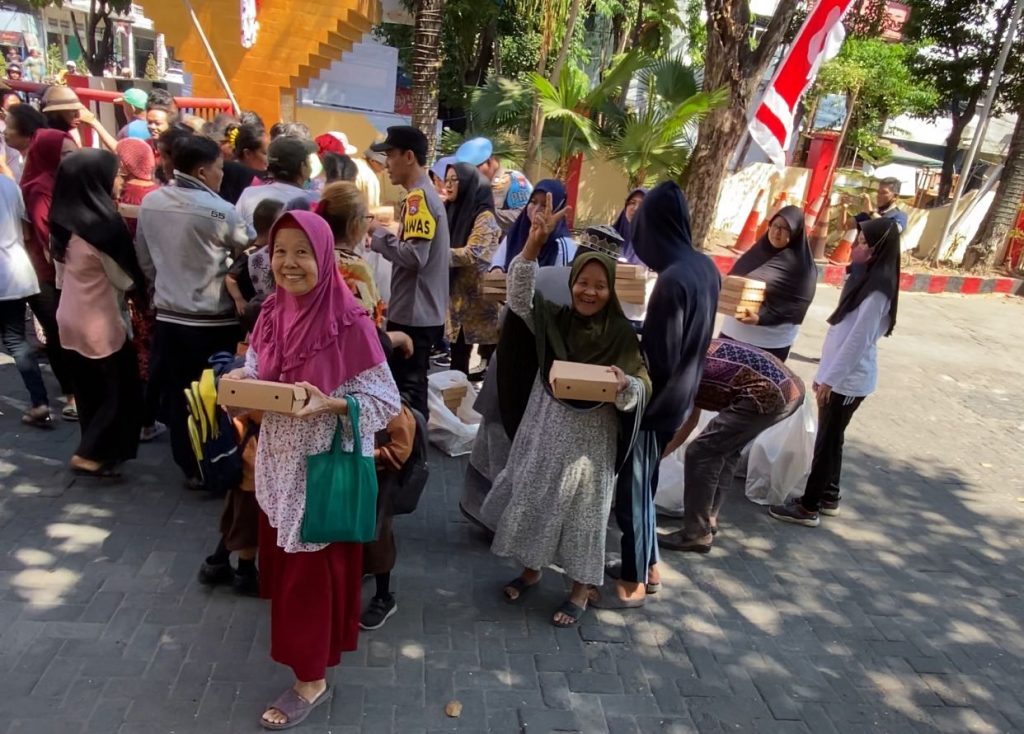 Aksi Jumat Berkah Polsek Simokerto Membawa Kebahagiaan bagi Warga Surabaya