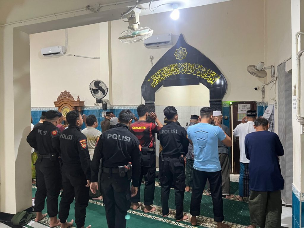 Sat Samapta Polrestabes Surabaya Gelar Sholat Subuh Berjamaah untuk Colling System Menjelang Pilkada