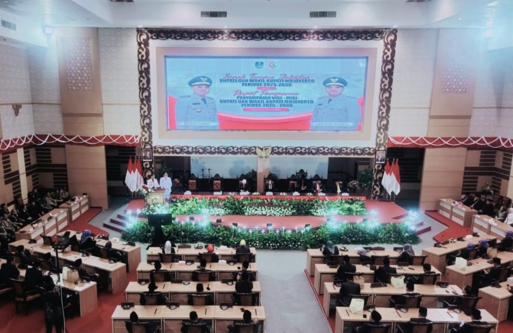 Dihadiri Gubernur, DPRD Kabupaten Mojokerto Gelar Sertijab & Visi Misi Bupati Gus Barra