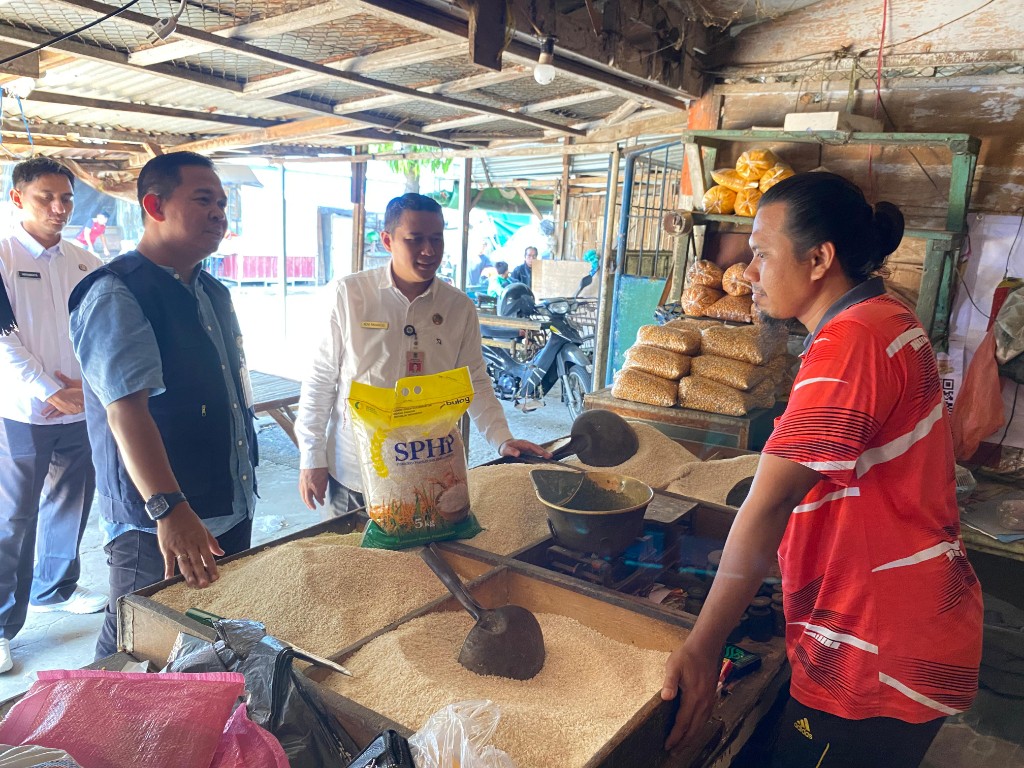 Bulog Mojokerto Sidak ke Pasar Tanjung, Pastikan Penuhi Kebutuhan Pasar Jelang Nataru