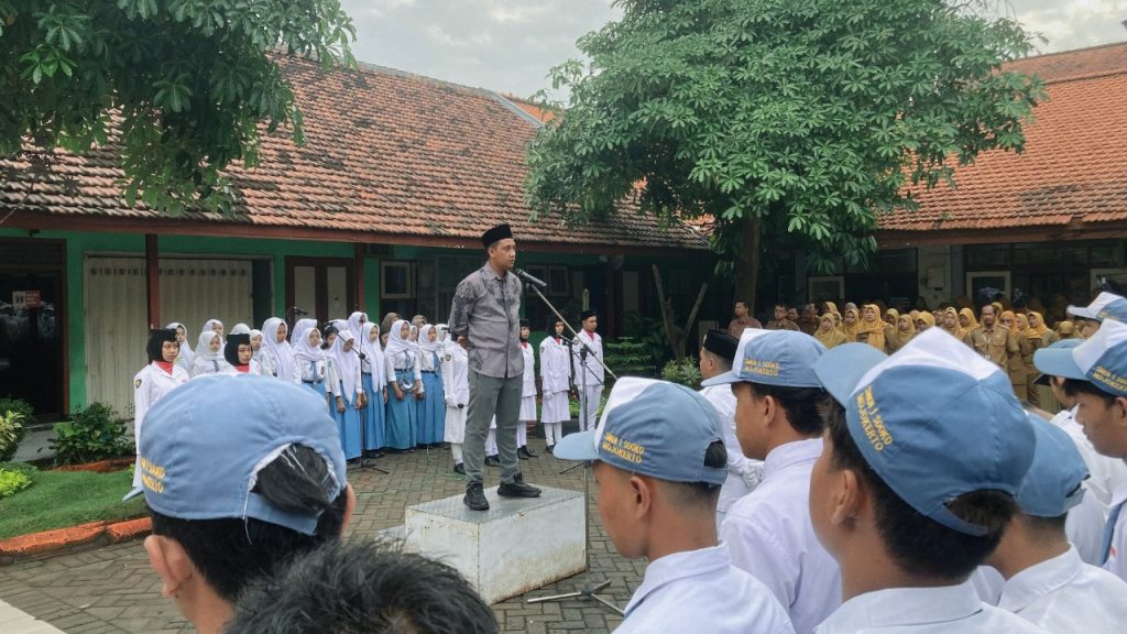 Ketua PWMR, Jayak Mardiansyah saat menjadi Pembina Upacara di SMKN 1 Sooko Kabupaten Mojokerto