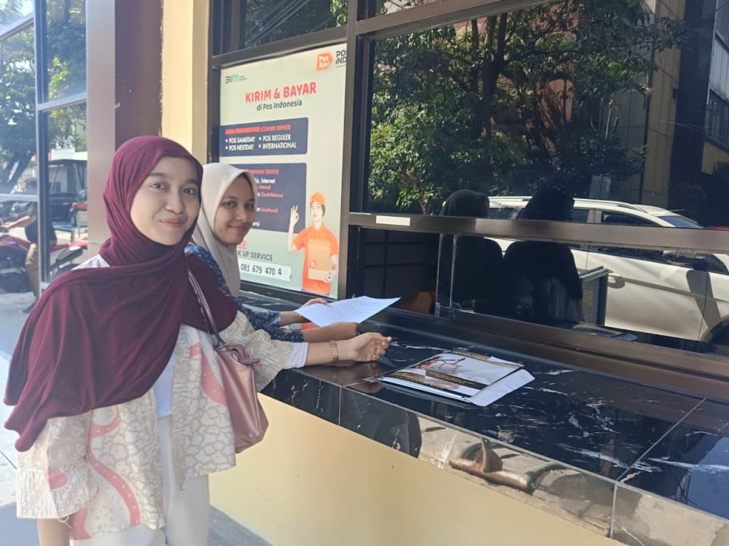 Advokat Hanum dan rekan saat menyerahkan surat upaya keberatan banding ke Kantor Gubenur Jatim