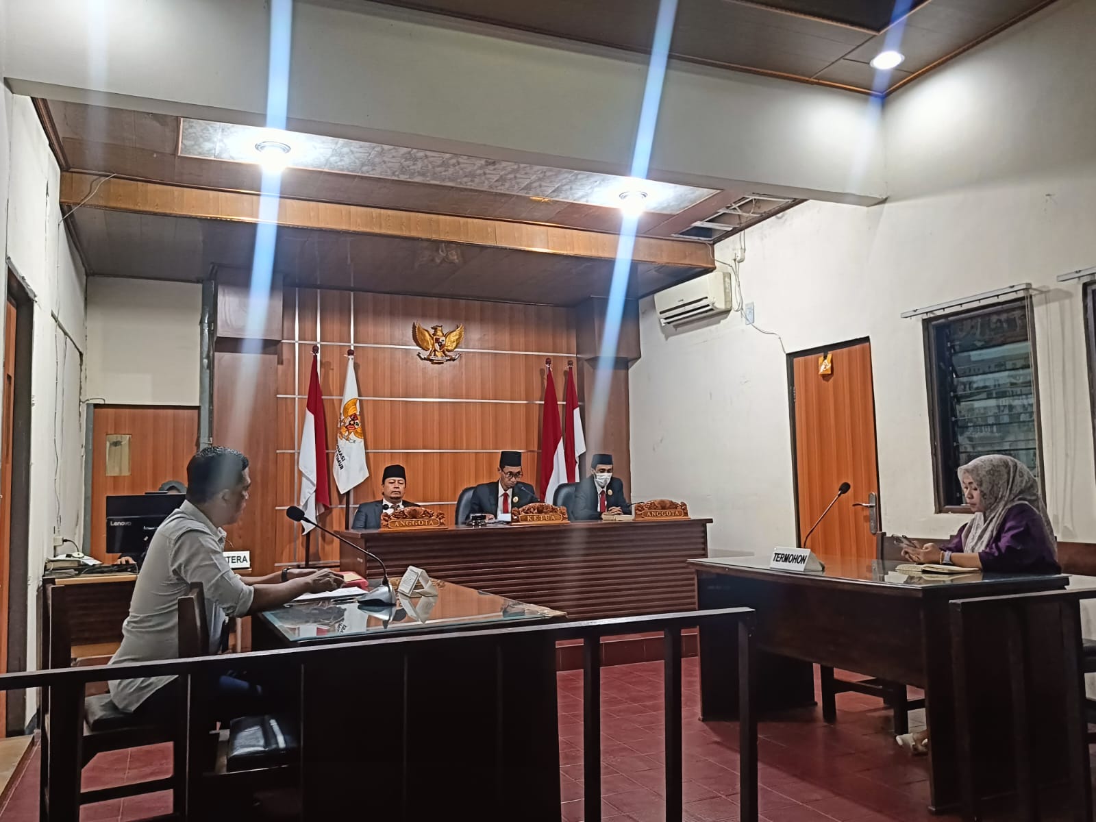 Hadi Purwanto, S.T., S.H., M.H. saat sidang melawan Pemdes Temon di Komisi Informasi Jatim