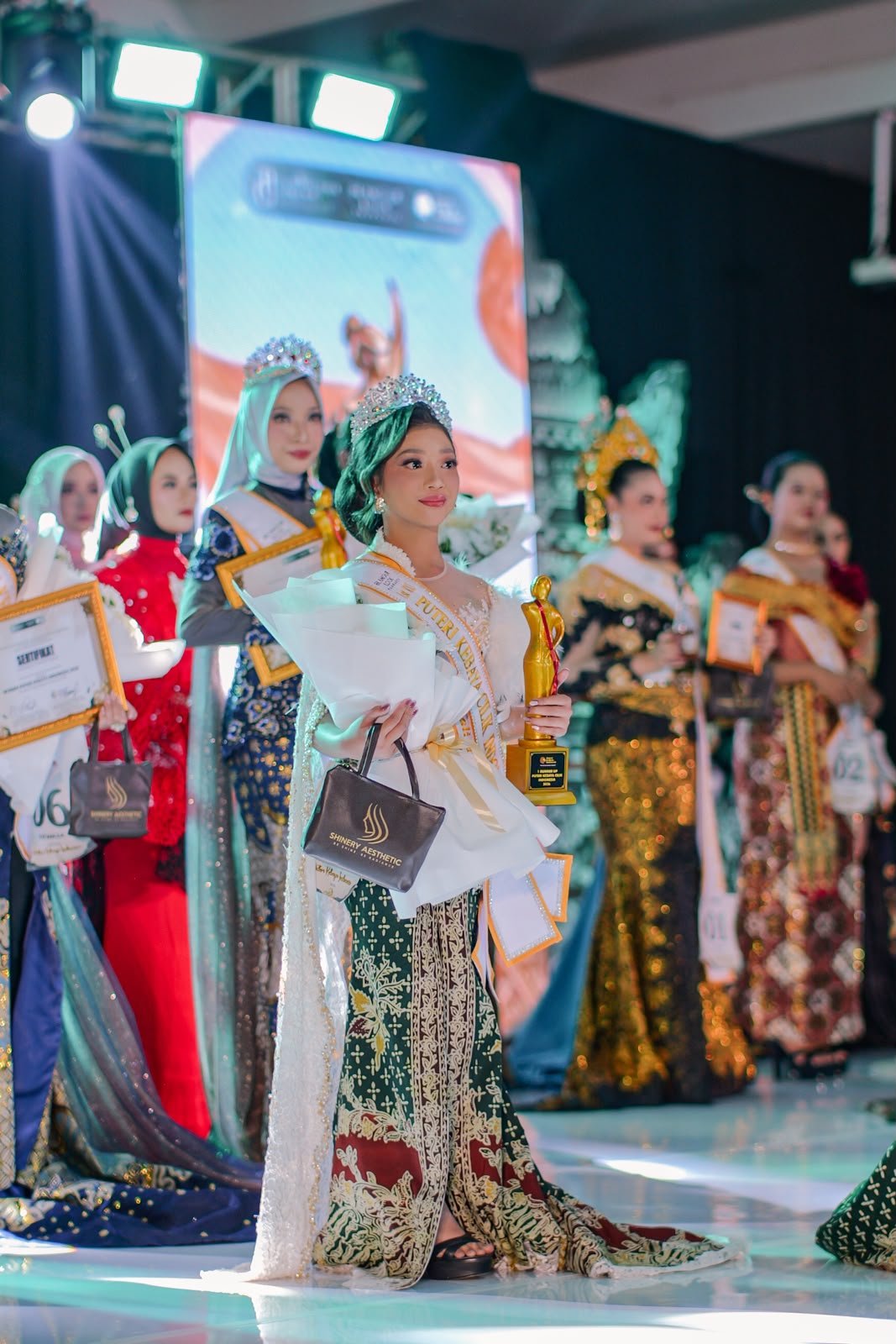 Malu Pakai Kebaya? Bocah 10 Tahun dari Mojokerto Ini Buktikan Justru Itu yang Bikin Menang