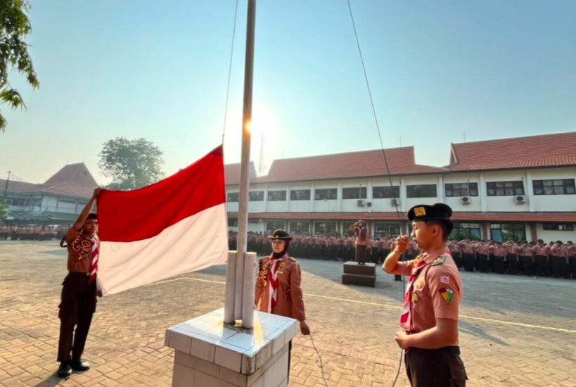 Ribuan Warga SMAN 1 Mojosari Turun Lapangan, Peringati Hari Pramuka Sambil Gelorakan Batik Kearifan Lokal