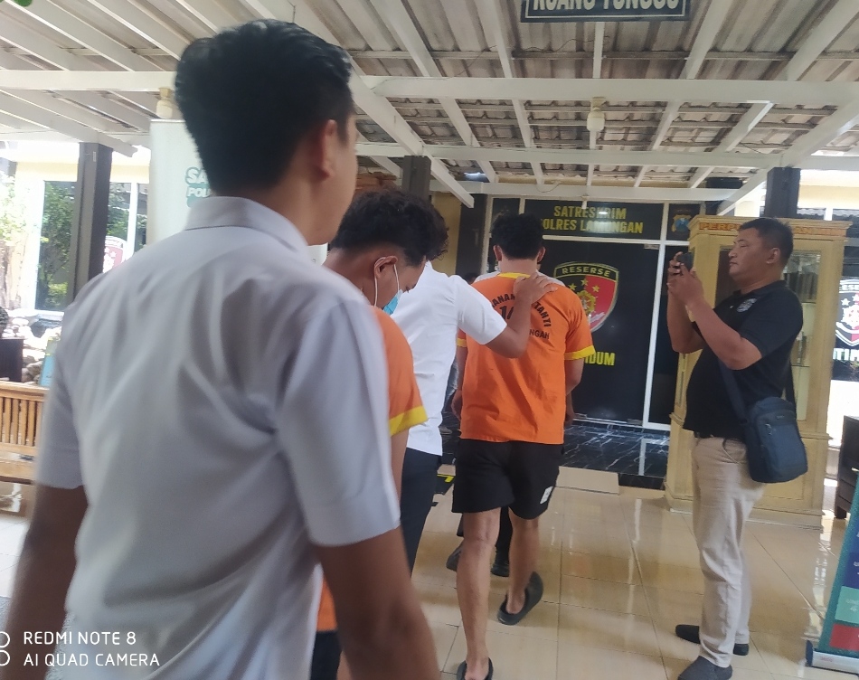 Kedua pelaku pengeroyokan di wilayah Karanggeneng dikawal petugas Unit 1 Pidum Satreskrim Polres Lamongan.(Foto: Zainul Lutfi for Pojok Kiri)